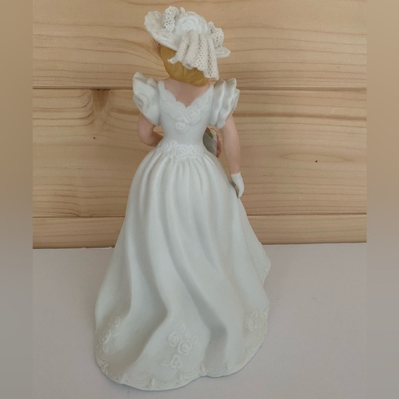 Vintage AVON 1986 Summer Bride Figurine Porcelain Collectible Wedding Keepsake - Picture 3 of 8